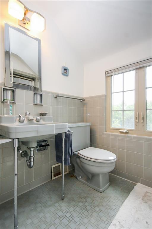 820 Ridgeview Drive Pittsburgh, PA 15228 - Photo 13 of 25 Gallery Image 13