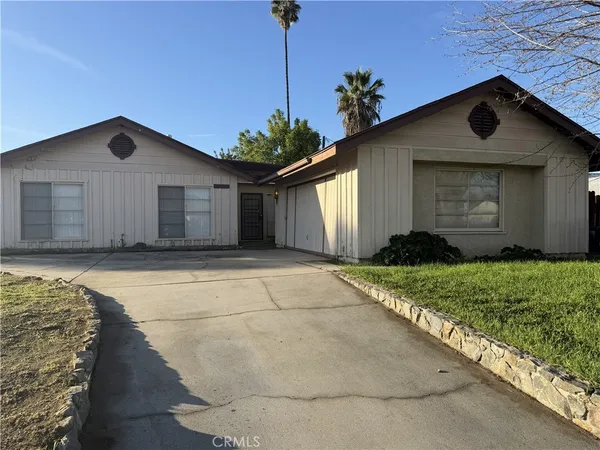 a house view with a backyard space