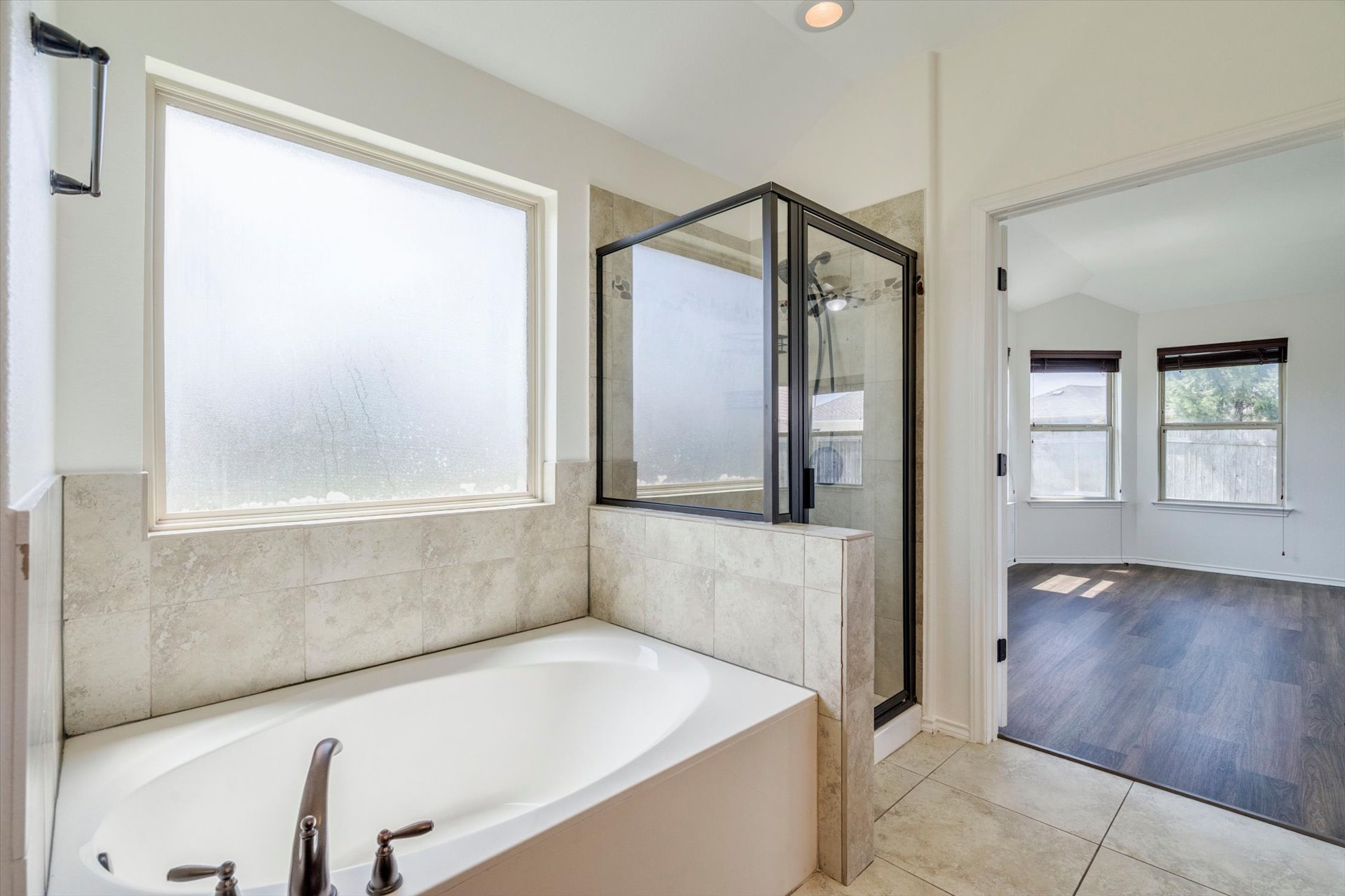16829 Ruggio Road Pflugerville, TX 78660 - Photo 21 of 40 a bathroom with a bathtub and a sink
