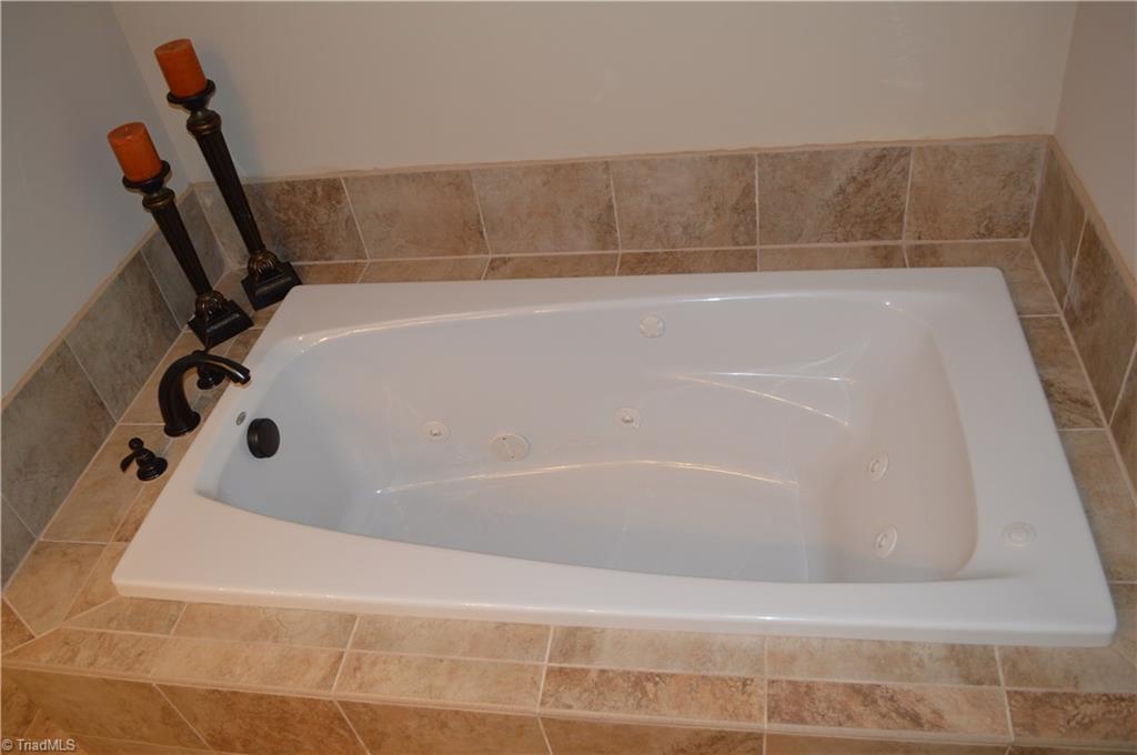 3389 Nottingham Road Winston-Salem, NC 27104 - Photo 18 of 24 Master bath w/ jetted tub