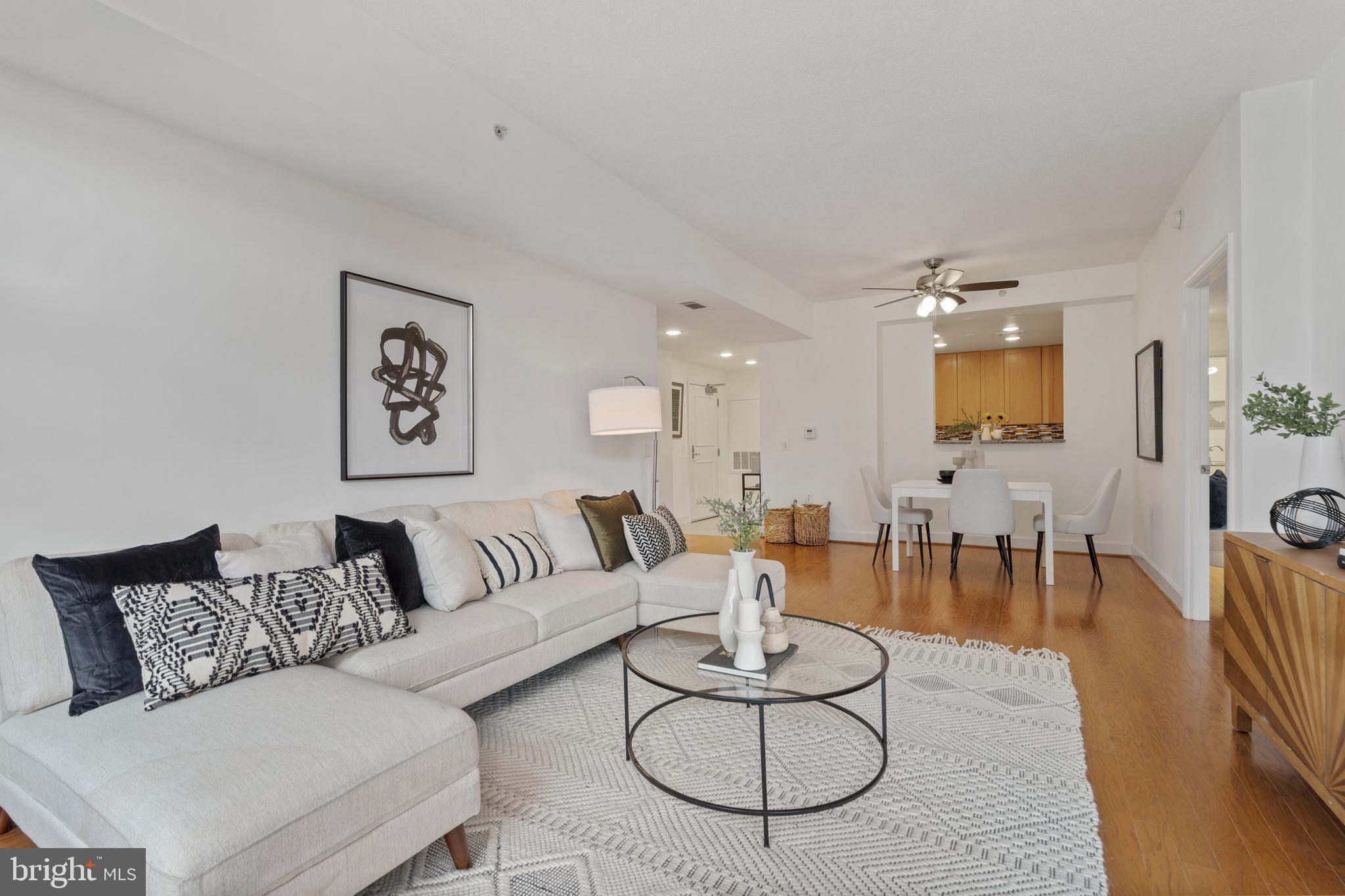 3650 South Glebe Road, Unit 542 Arlington, VA 22202 - Photo 5 of 36 Living Area