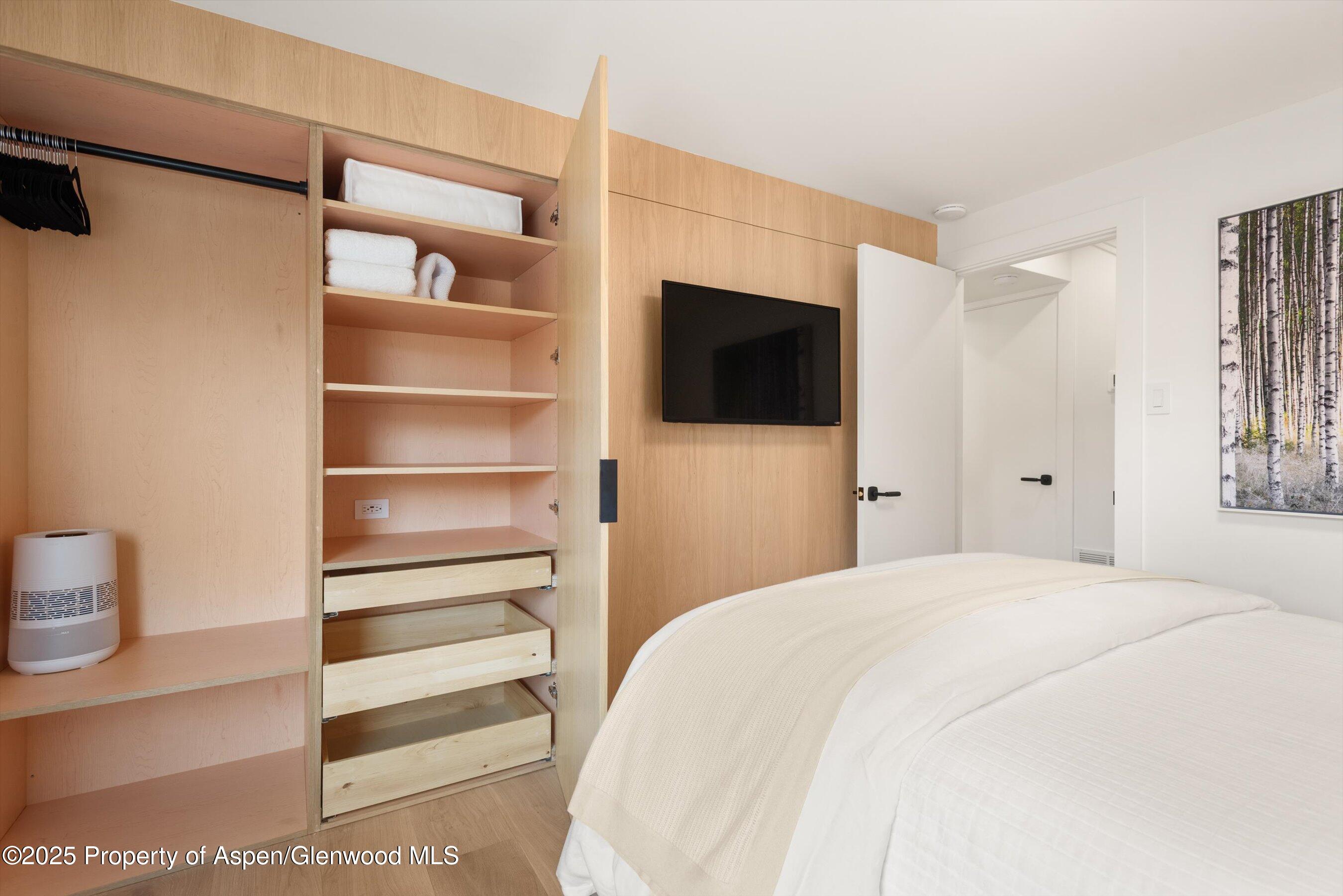 809 South Aspen Street, Unit 2 Aspen, CO 81611 - Photo 18 of 25 a large white bed in a white room