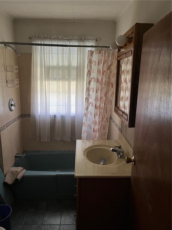 222 Whitten Hollow Road Apollo, PA 15613 - Photo 5 of 10 a bathroom with a sink and a tub