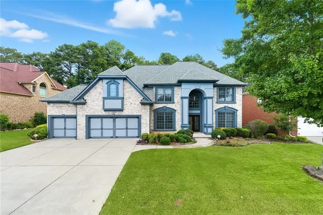 a view of a house with a yard