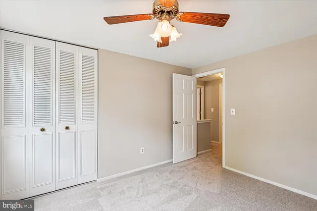a view of empty room with a ceiling fan