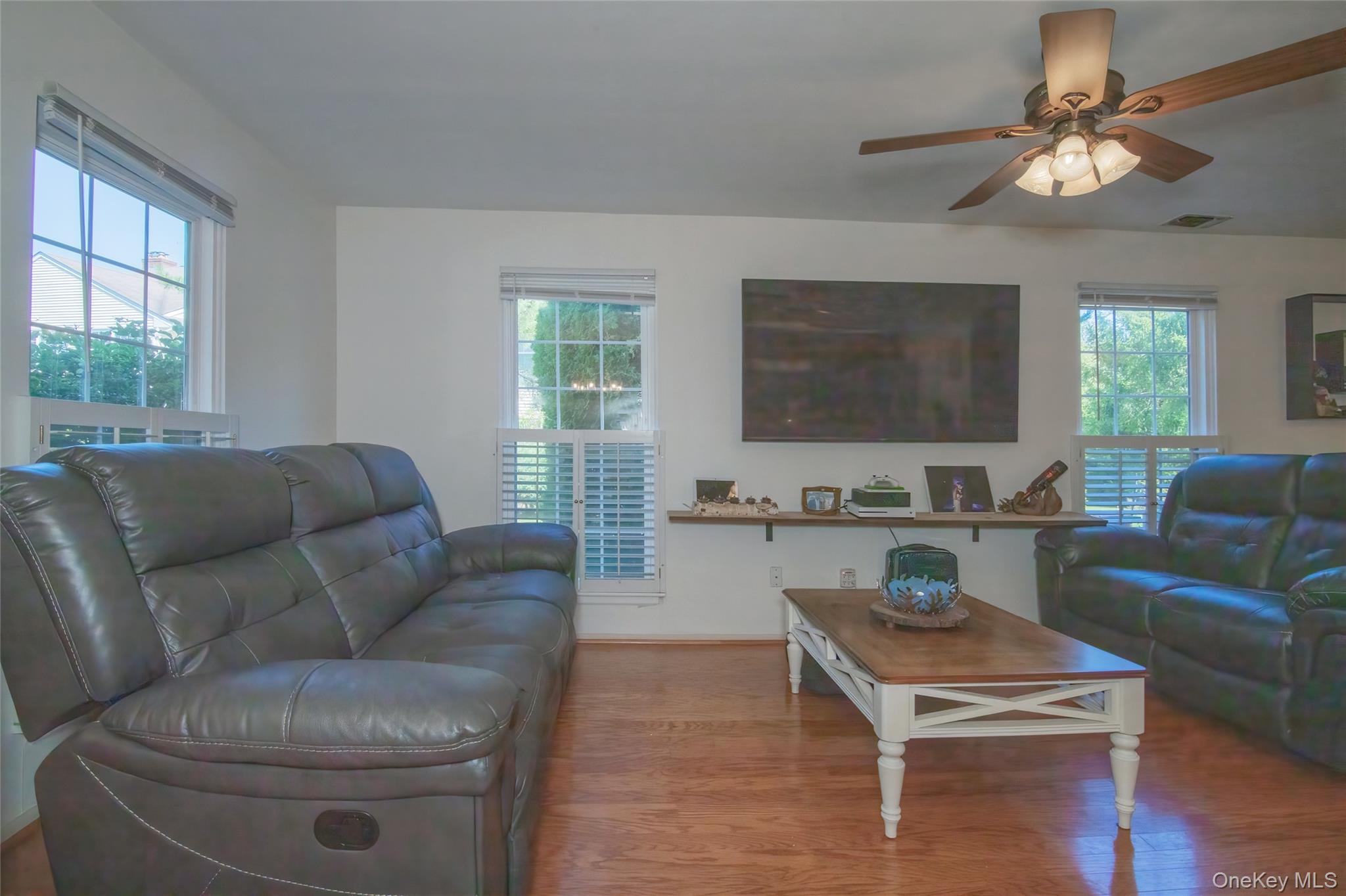 46 The Rise Warwick, NY 10990 - Photo 7 of 22 a living room with furniture and a flat screen tv
