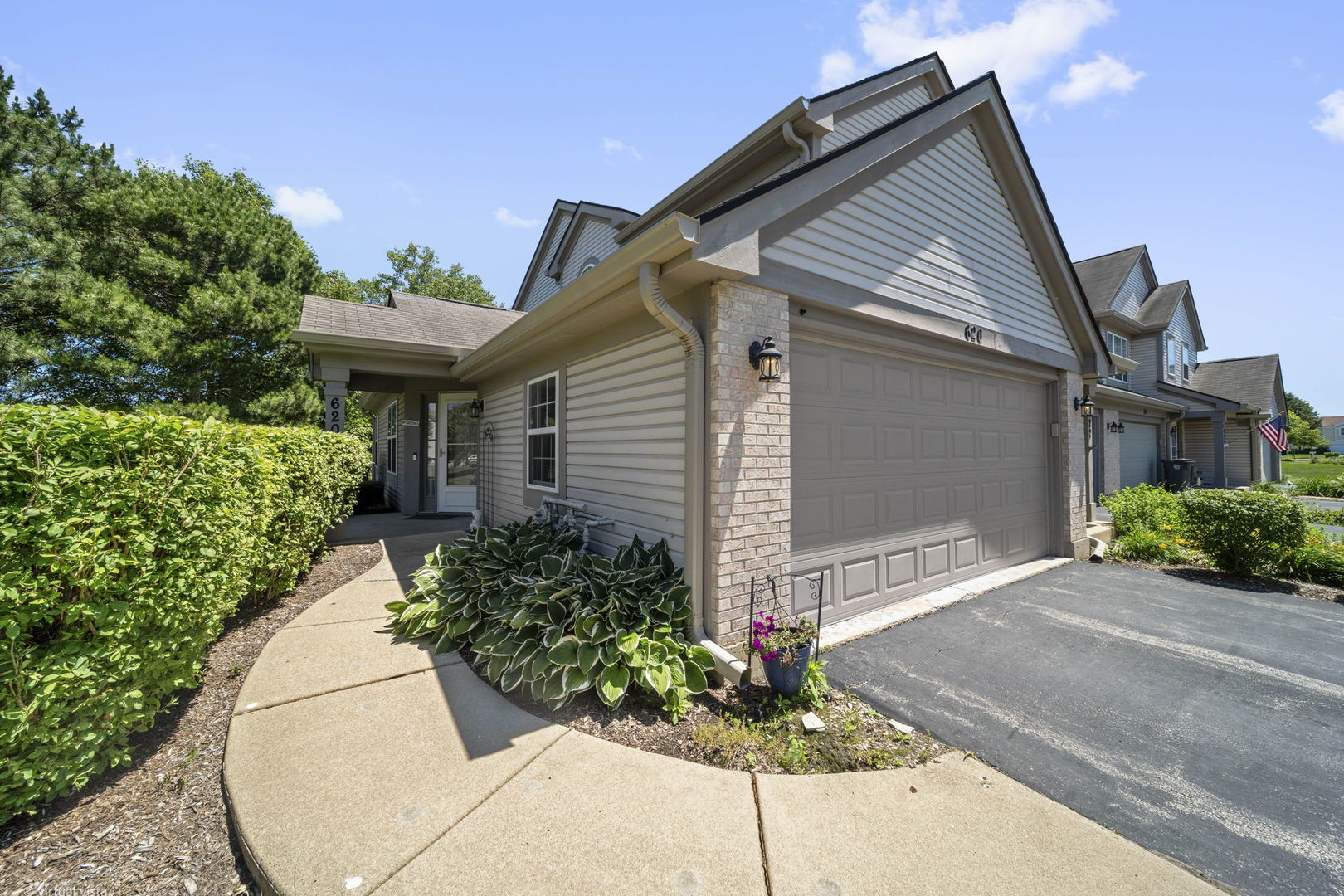 620 Chelsea Court Elgin, IL 60123 - Photo 2 of 22