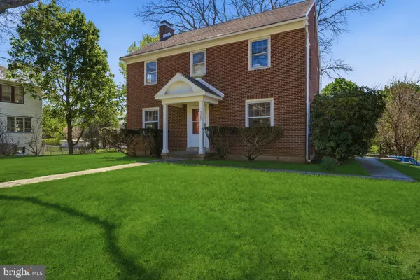 a view of a house with backyard and garden