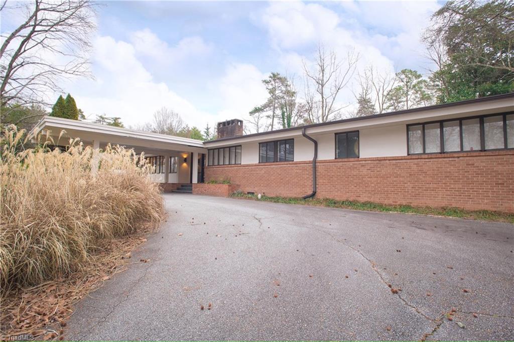 402 Shadow Valley Road High Point, NC 27262 - Photo 2 of 29 Gallery Image 2