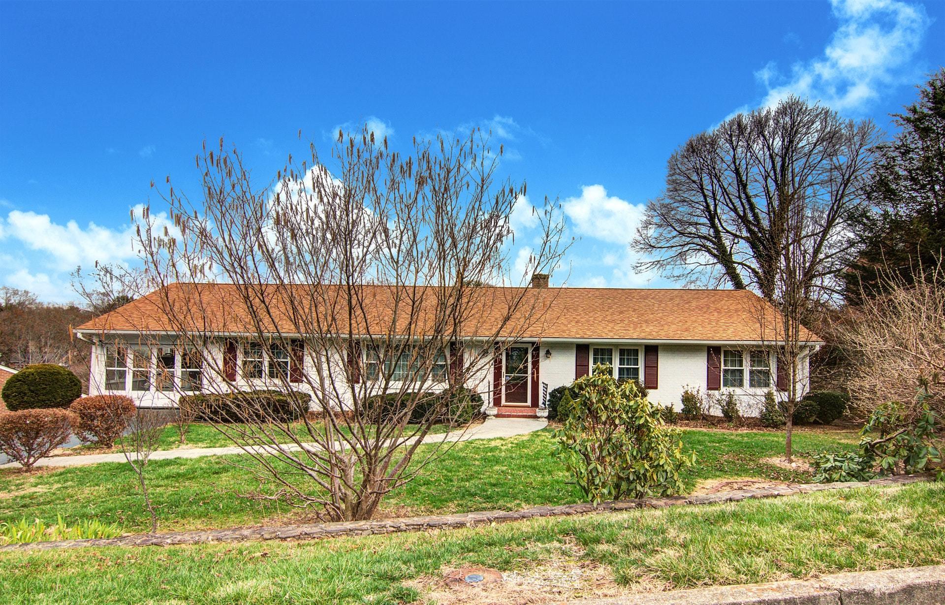 2530 Inglewood Road Southwest Roanoke, VA 24015 - Photo 2 of 35 001-262862-IMG_9877_78_79_80_81_6051994