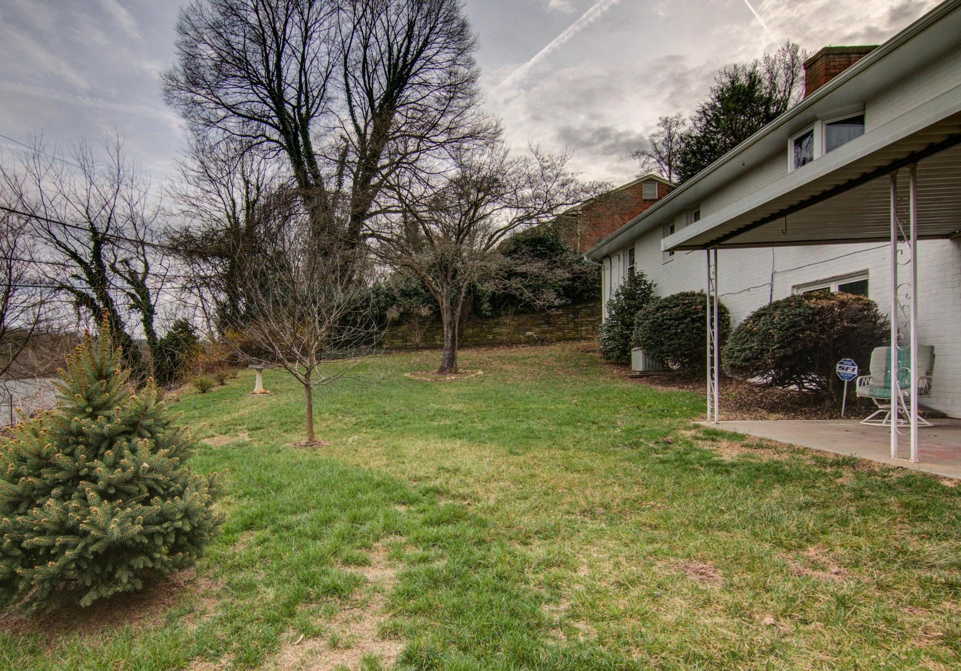 2530 Inglewood Road Southwest Roanoke, VA 24015 - Photo 34 of 35 032-262862-IMG_9892_3_4_5_6_6051996