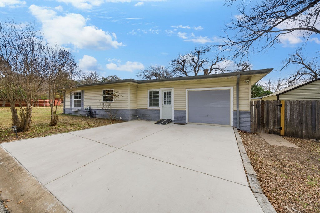 627 Elm Street Kerrville, TX 78028 - Photo 2 of 20