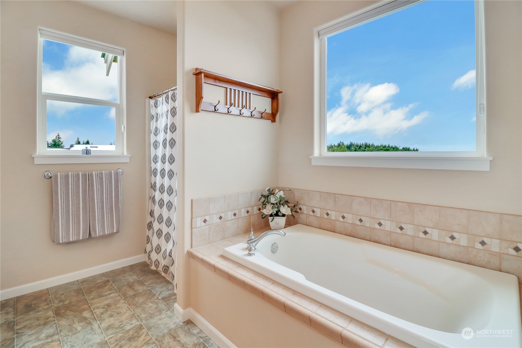 183 Garrett Loop Chehalis, WA 98532 - Photo 11 of 35 a bathroom with a bathtub and a shower