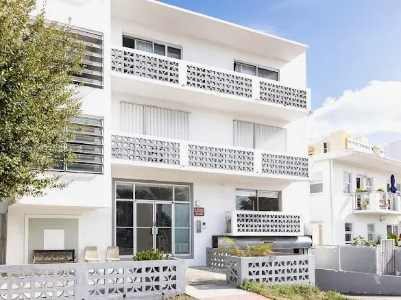 $2,100 | 4015 Indian Creek Drive, Unit 302, Miami Beach, FL 33140