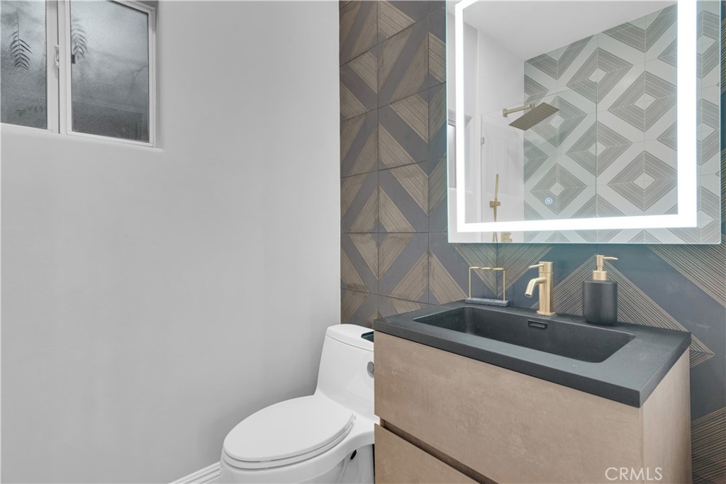 4295 Union Road Paso Robles, CA 93446 - Photo 19 of 27 a bathroom with a sink a toilet and a window