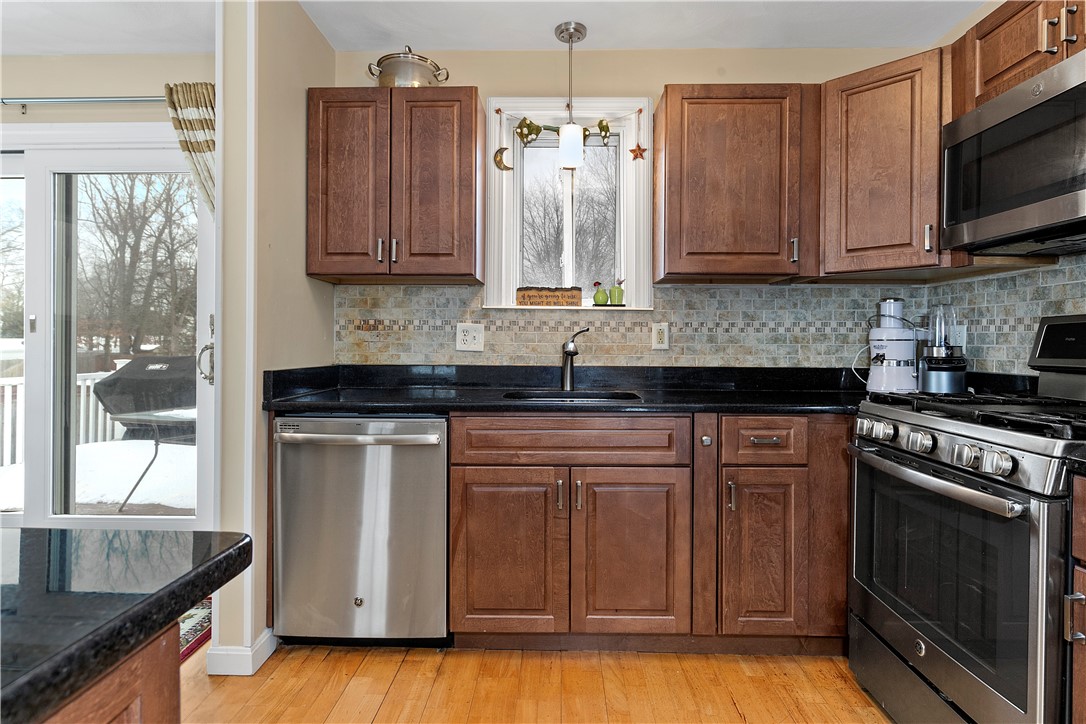 231 Smith Street Warwick, RI 02886 - Photo 7 of 27