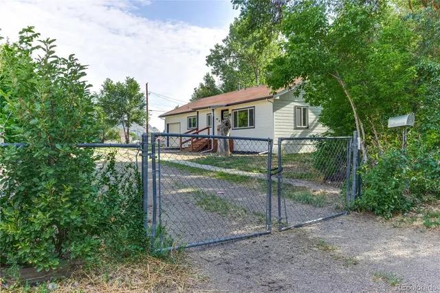 a view of outdoor space with green field