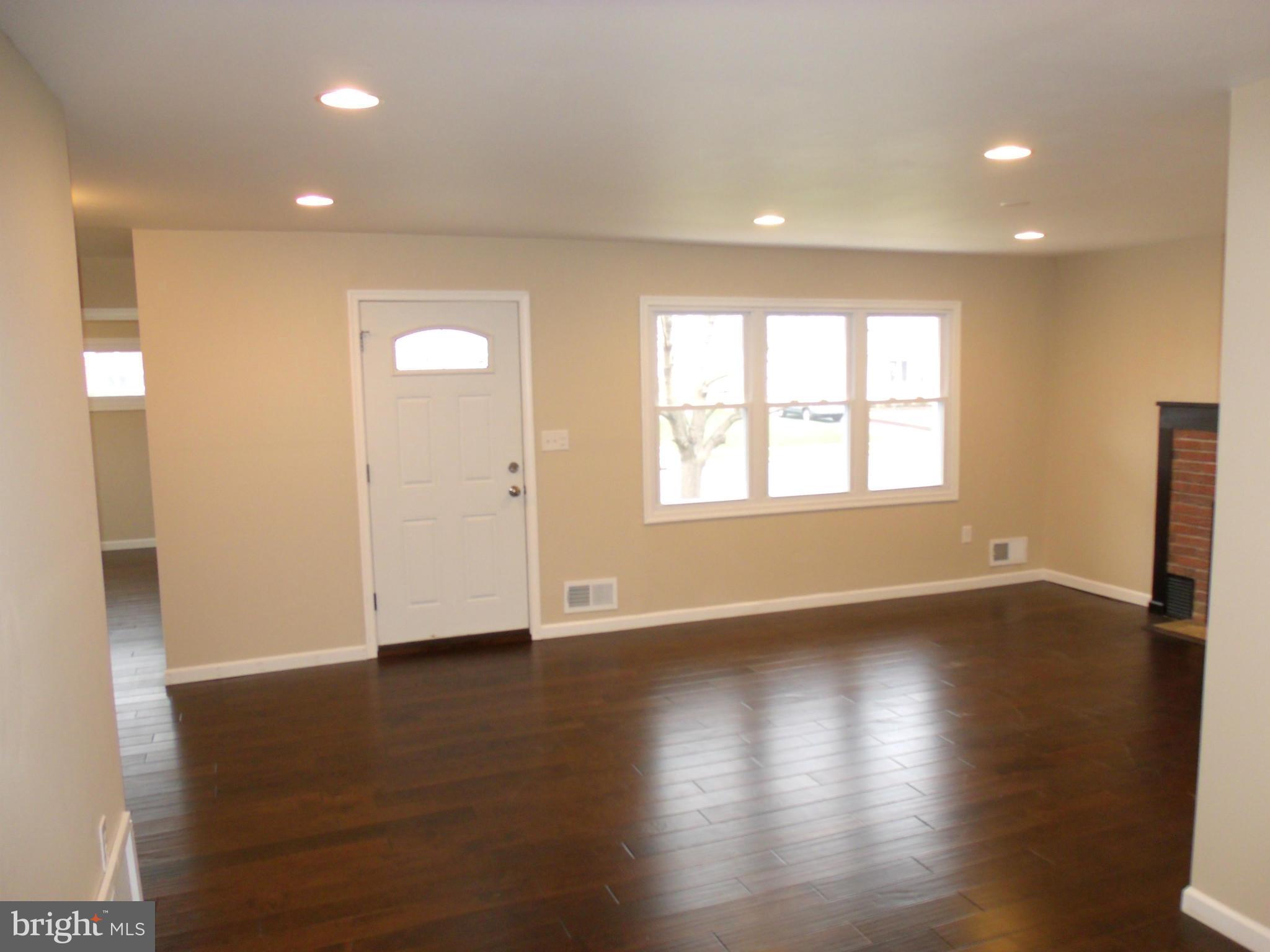 2453 Woodcroft Road Baltimore, MD 21234 - Photo 4 of 30 Living Room