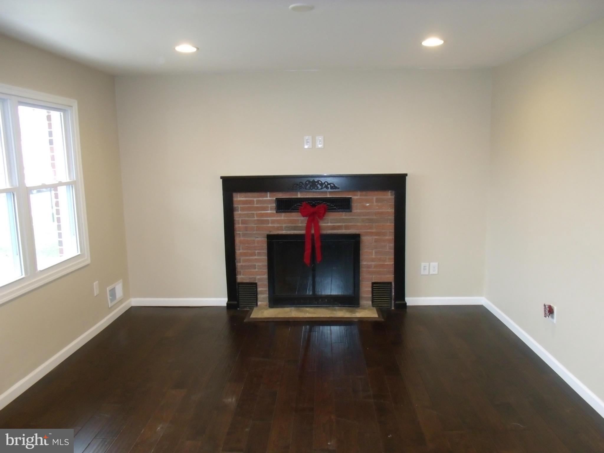 2453 Woodcroft Road Baltimore, MD 21234 - Photo 5 of 30 Living Room