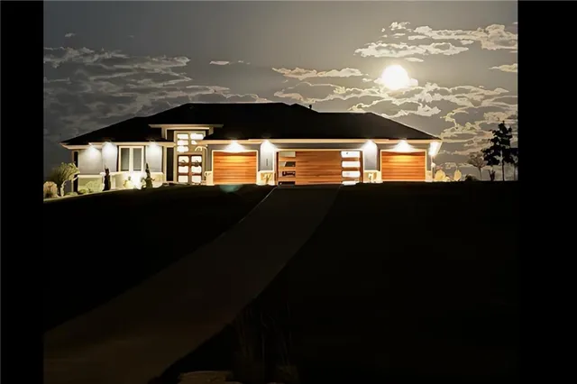 $1,095,000 | 14251 Cattle Ranch Drive, Smithville, MO 64089