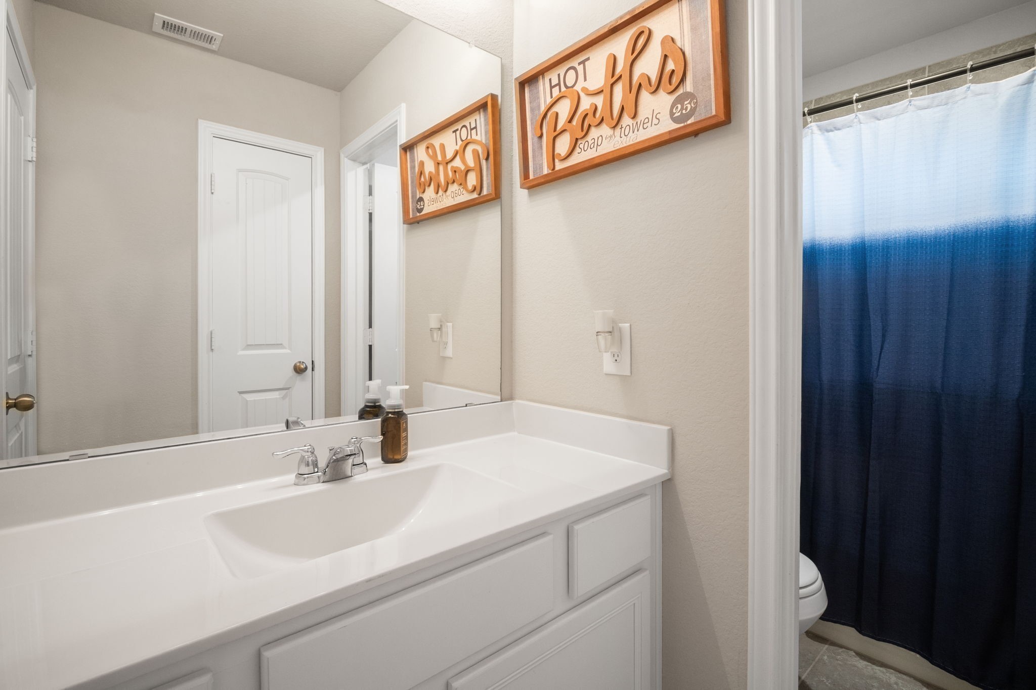 82 Indian Wells Drive Manvel, TX 77578 - Photo 17 of 30 a bathroom with a sink and a mirror