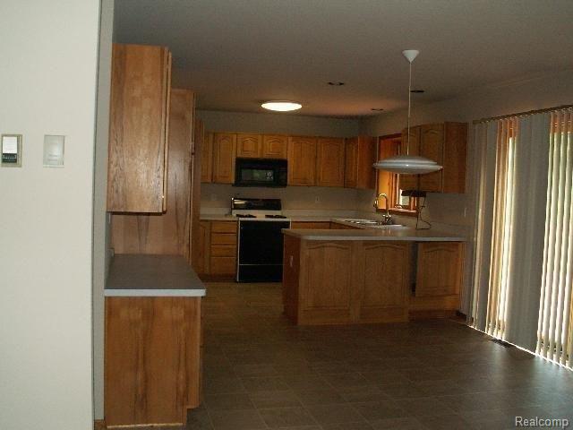2589 Fisk Road Howell, MI 48843 - Photo 6 of 9 Eate in kitchen