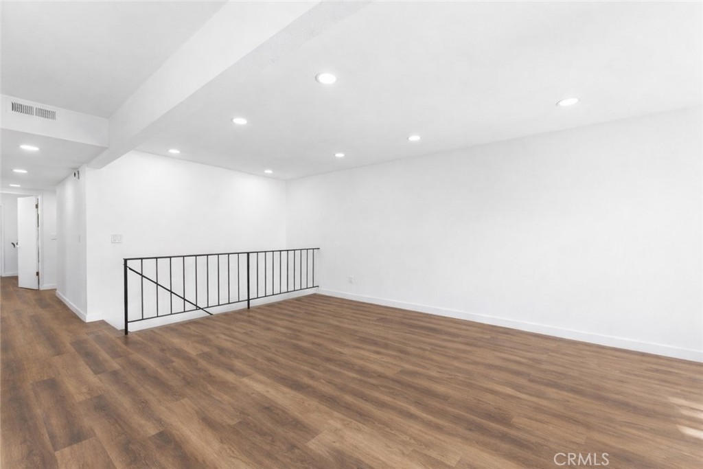 223 Shell Street Manhattan Beach, CA 90266 - Photo 29 of 50 a view of a hallway