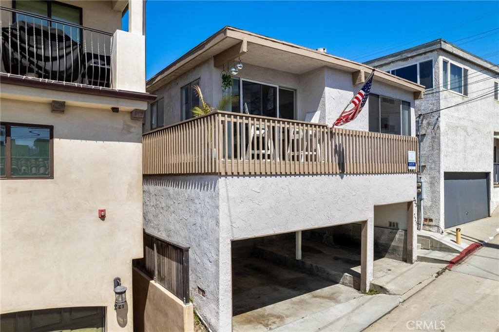 223 Shell Street Manhattan Beach, CA 90266 - Photo 49 of 50 a view of a house with a balcony