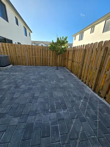 a view of a backyard