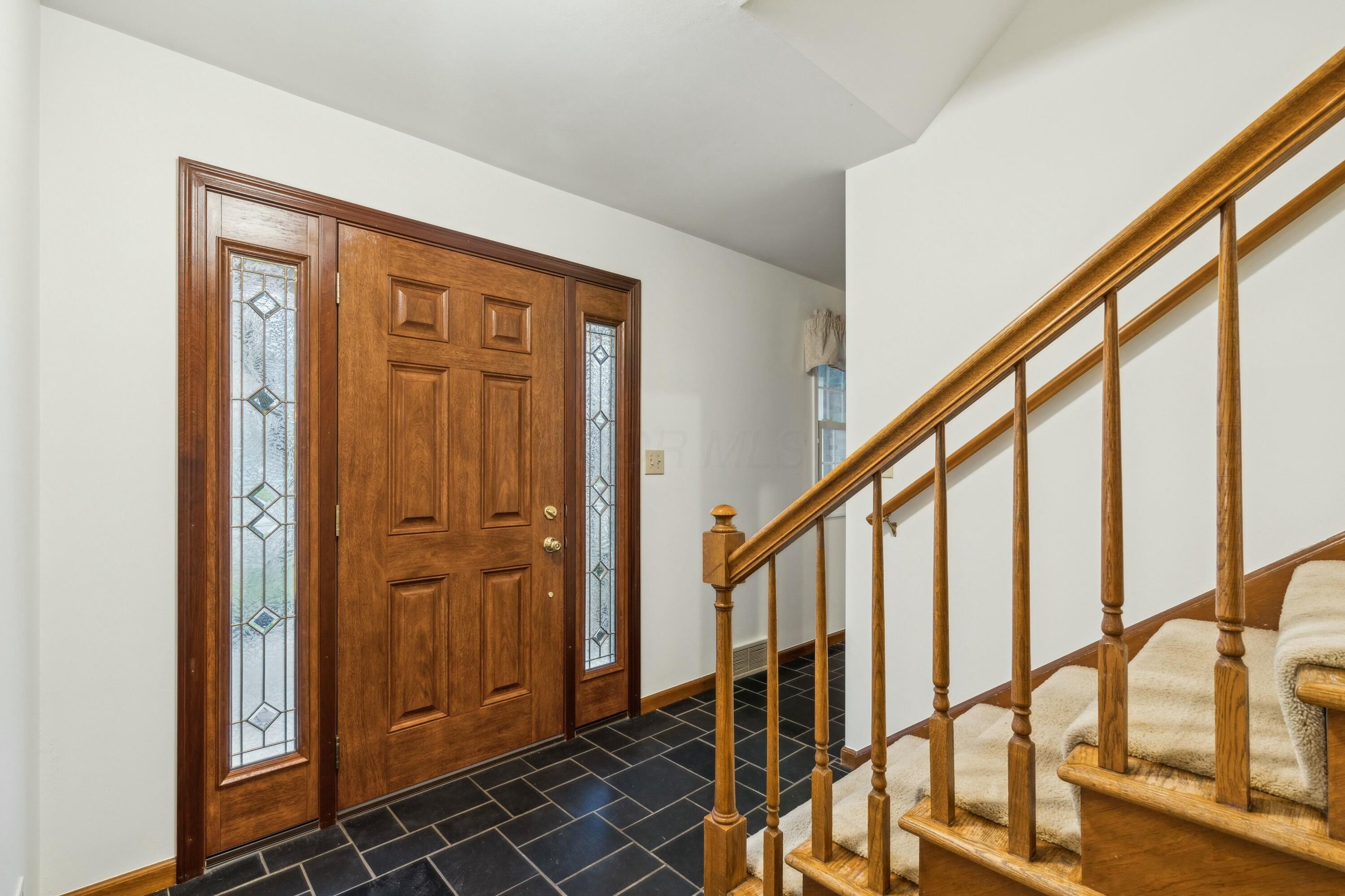 4052 Fenwick Road Columbus, OH 43220 - Photo 10 of 76 Entry