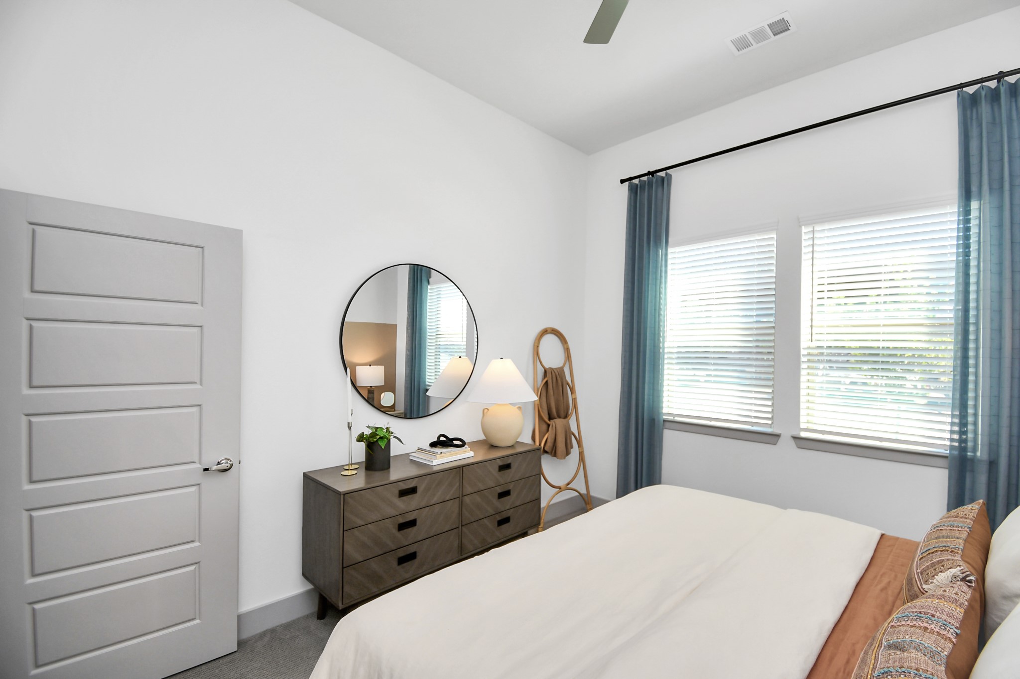 1617 Enid Street, Unit 177 Houston, TX 77009 - Photo 16 of 50 a bedroom with a bed and a dresser
