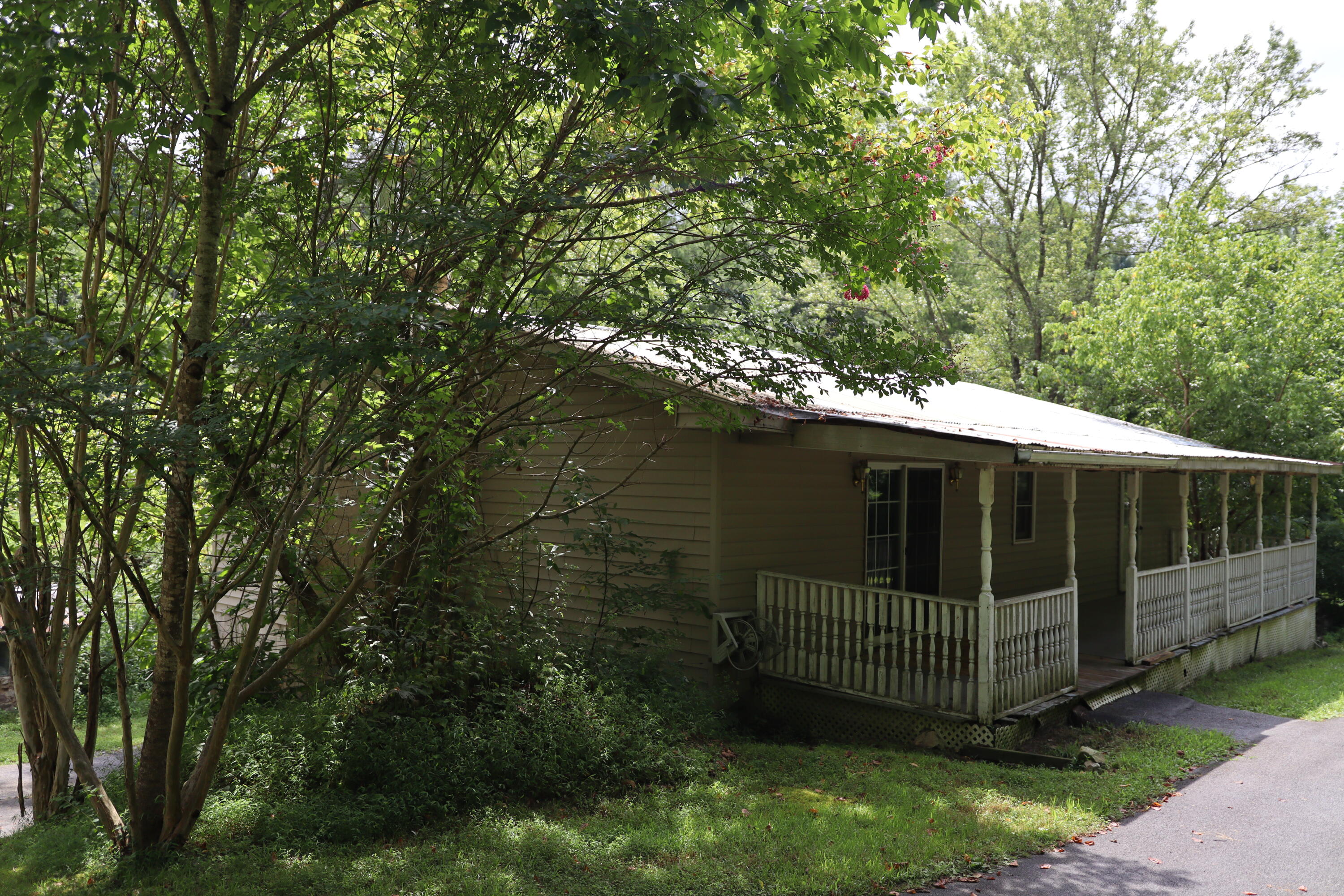 109 Mac Powers Road Unicoi, TN 37692 - Photo 9 of 38 IMG_1934