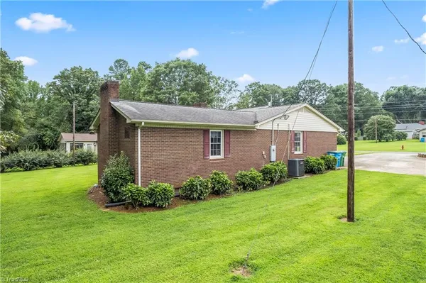 $289,500 | 320 Forest Park Drive, Denton, NC 27239