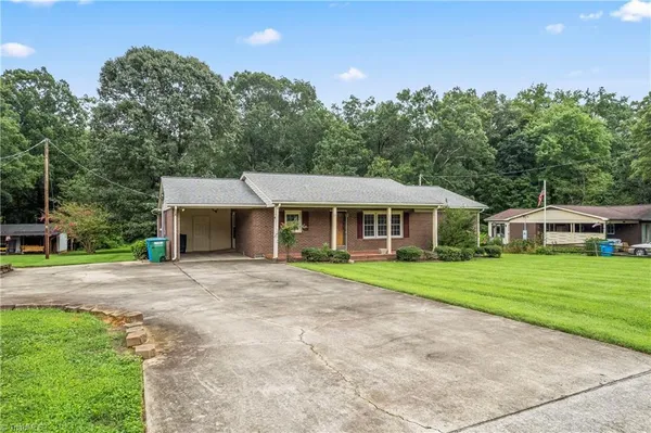 $289,500 | 320 Forest Park Drive, Denton, NC 27239