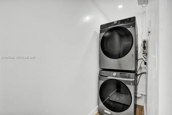 a close up view of a washer and dryer