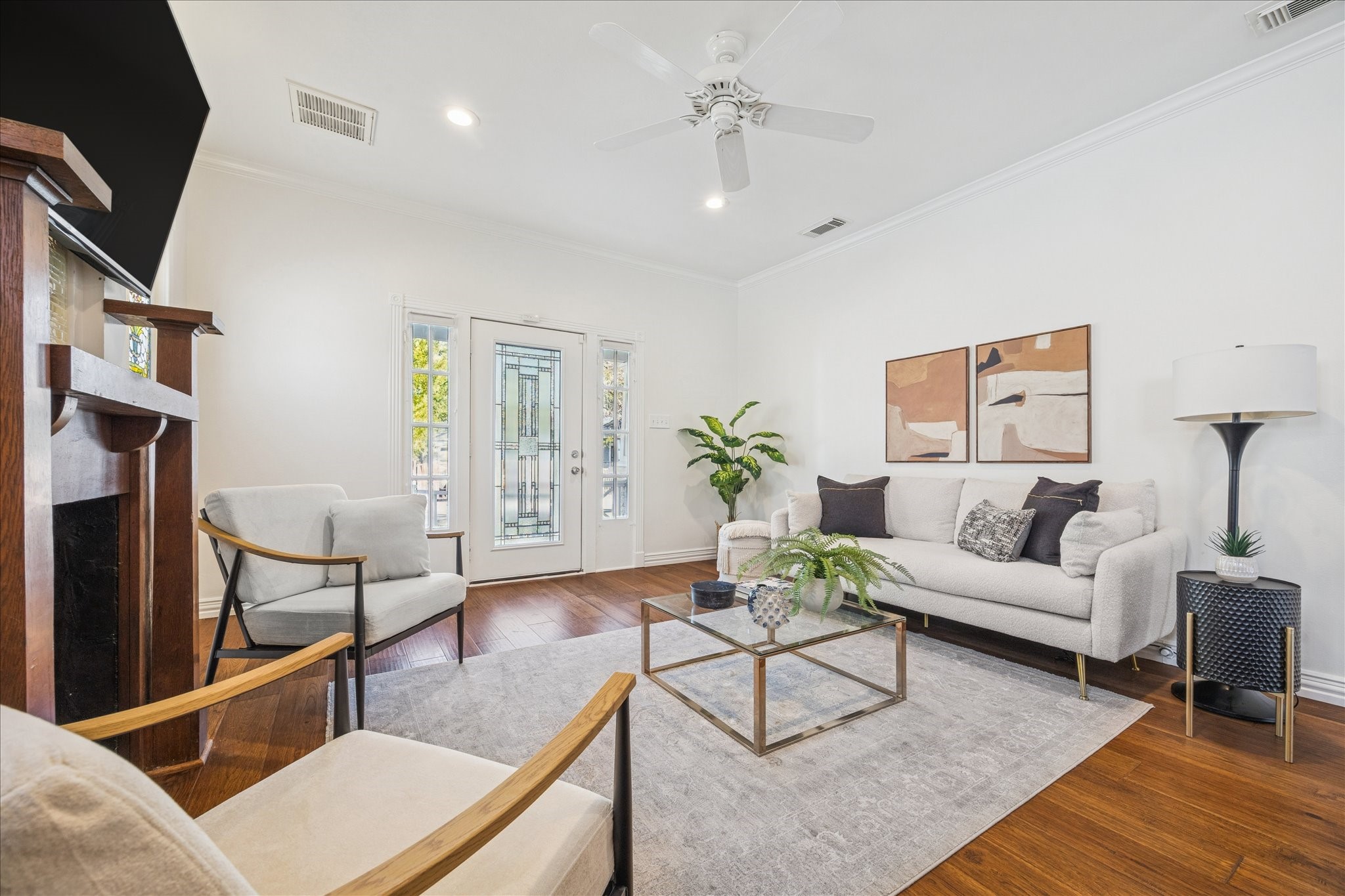 709 Walton Street Houston, TX 77009 - Photo 17 of 31 Spacious living room with a flexible layout, recessed lighting, and exterior access.