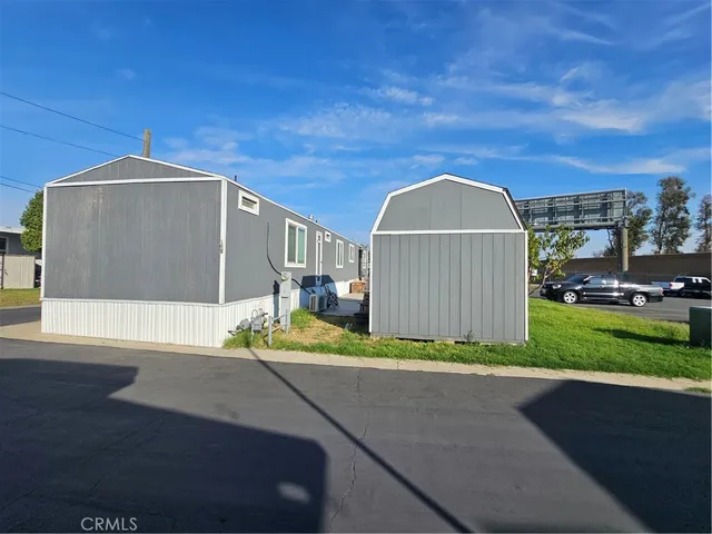 a view of a back yard