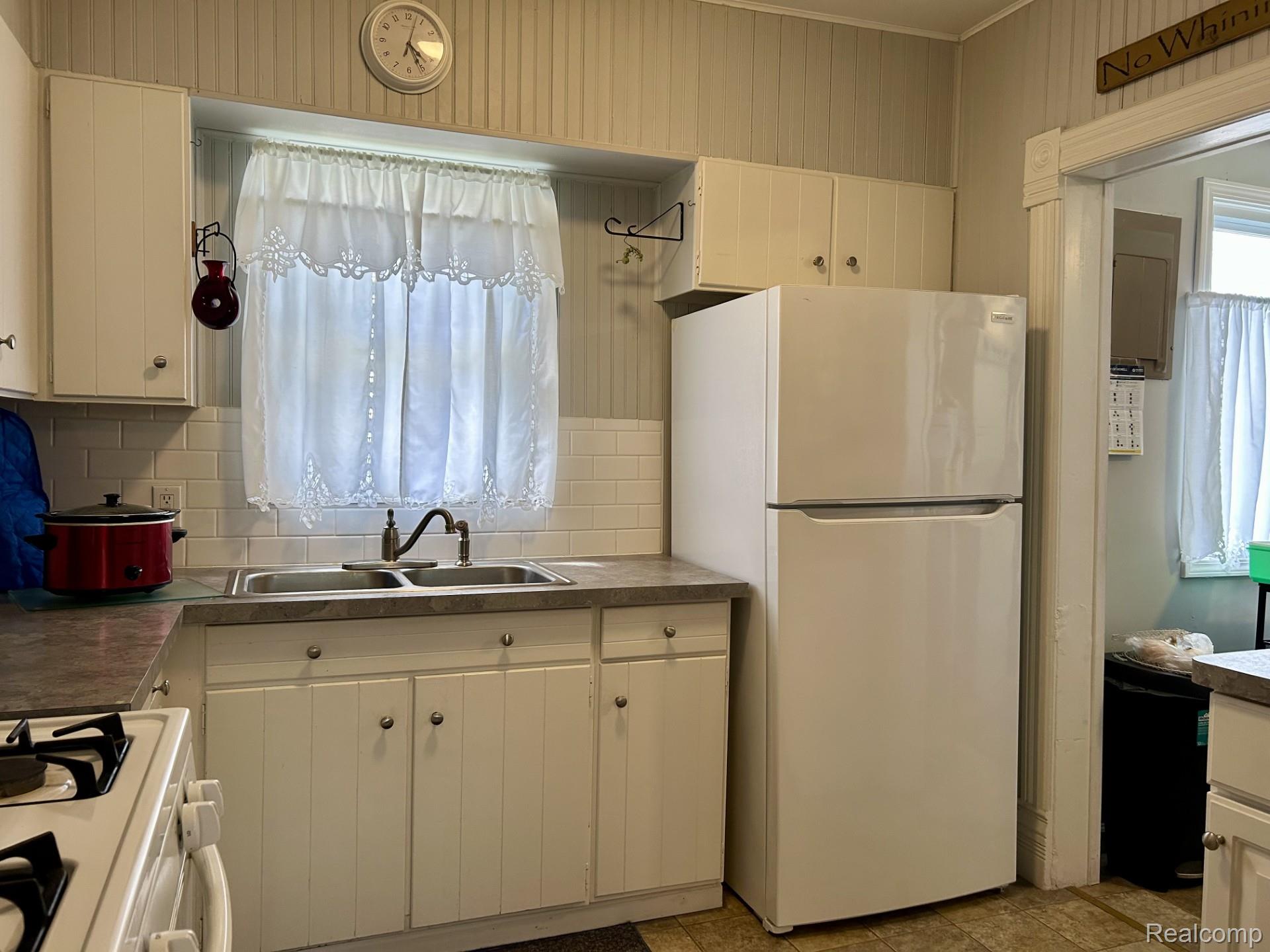 516 Clinton Street West Howell, MI 48843 - Photo 4 of 20 Appliances are included