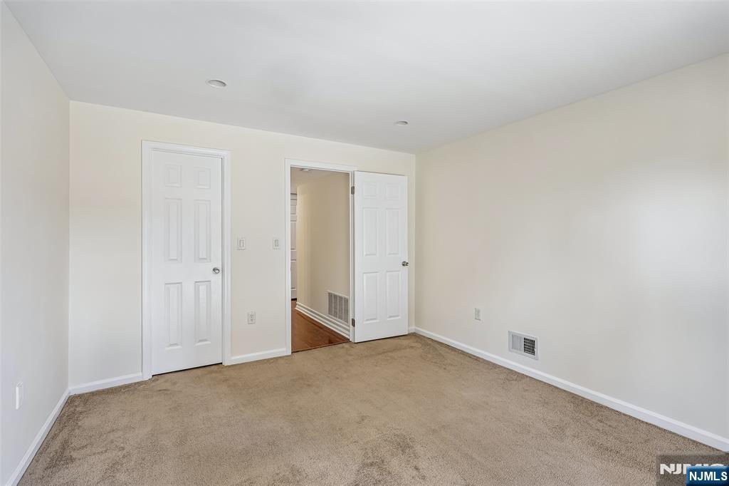 302 Chase Court, Unit 302 Edgewater, NJ 07020 - Photo 18 of 46