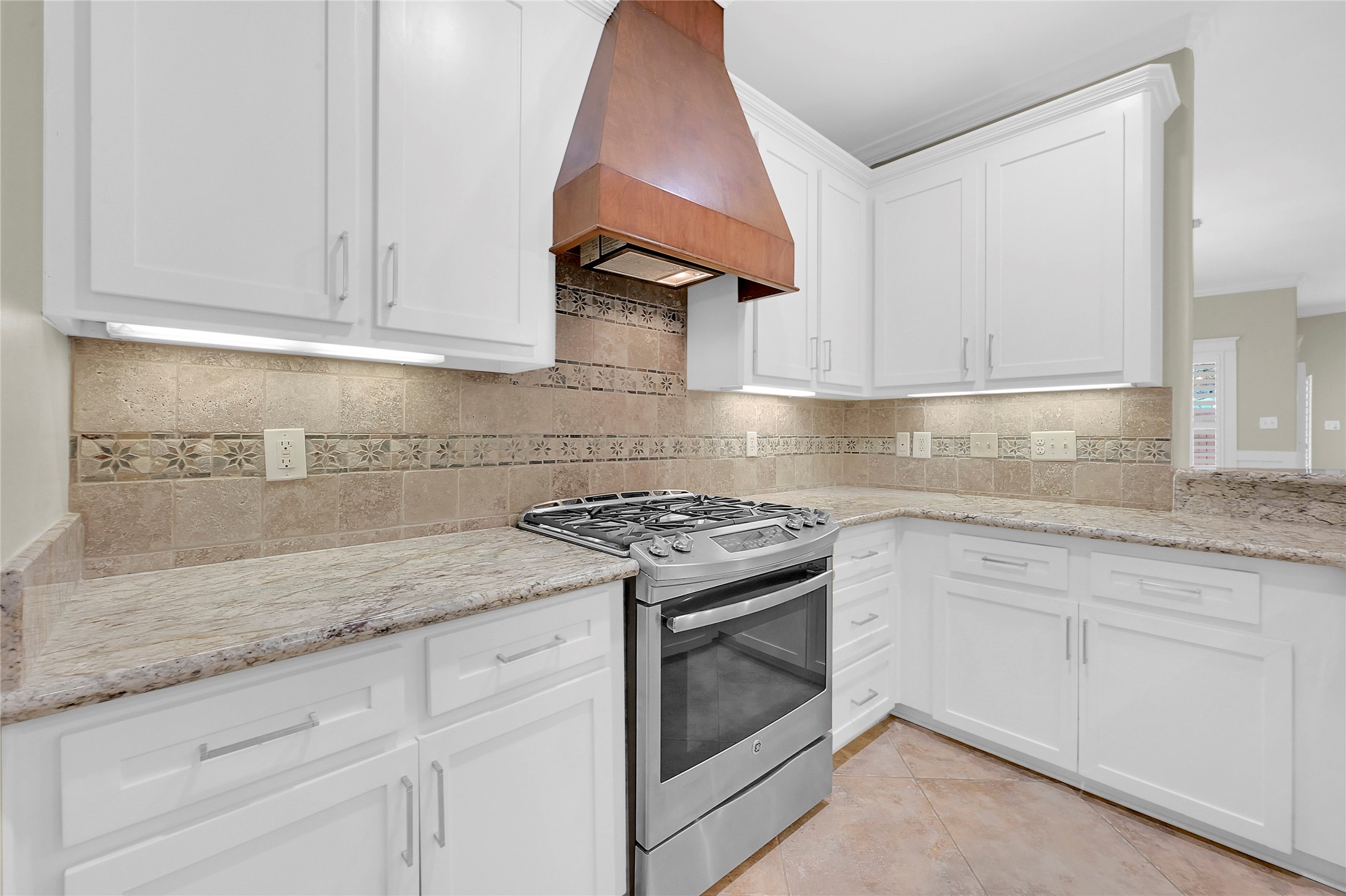 4418 Edsee Street Houston, TX 77009 - Photo 10 of 28 No lack of cabinet space OR counterspace in this chef's dream of a kitchen, boasting a 5 burner gas range and neutral color palate.