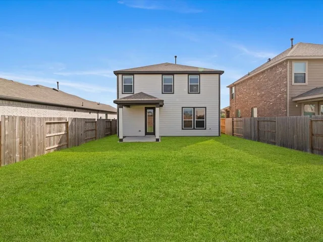 a view of a house with backyard