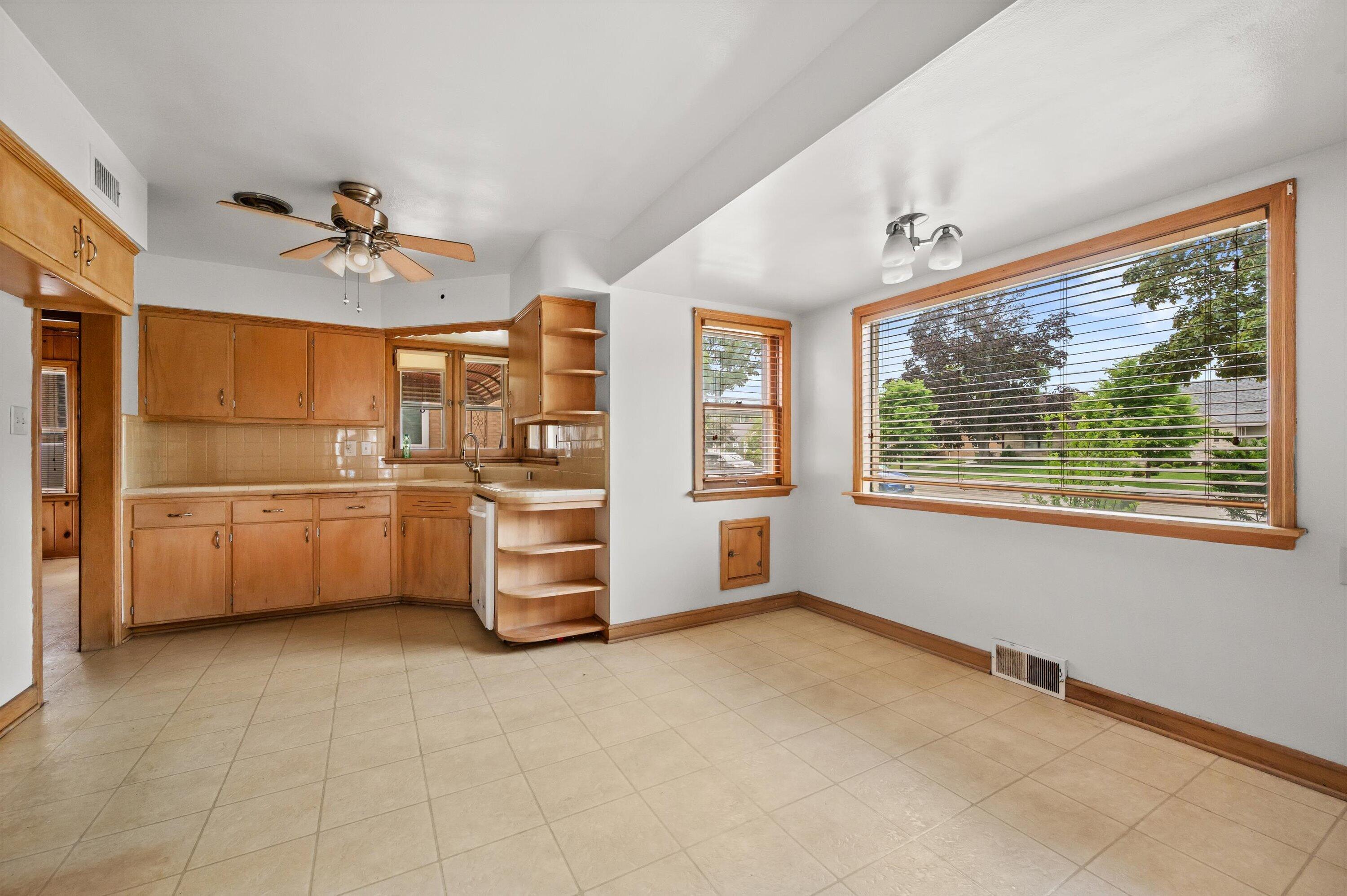 3366 South 35th Street Milwaukee, WI 53215 - Photo 7 of 31 07-DSC6359