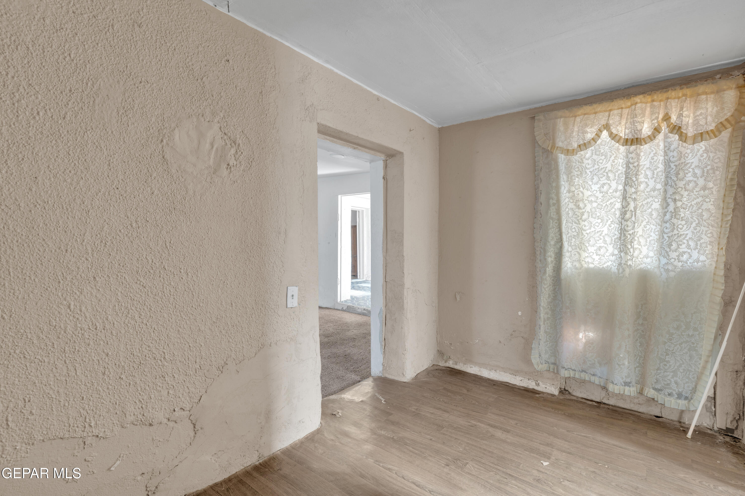 10184 Haynes Road Socorro, TX 79927 - Photo 12 of 25 an empty room with windows and closet door