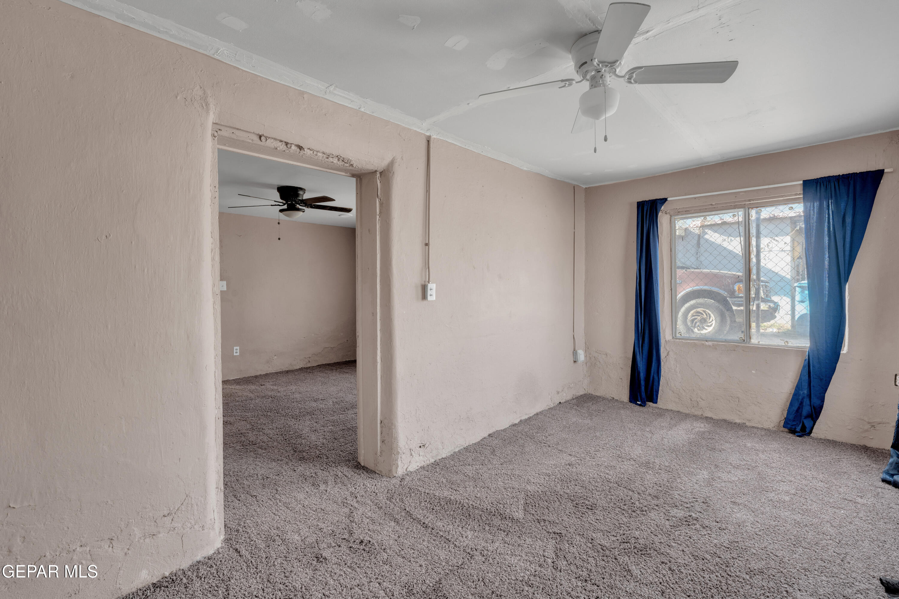 10184 Haynes Road Socorro, TX 79927 - Photo 14 of 25 an empty room with windows and closet