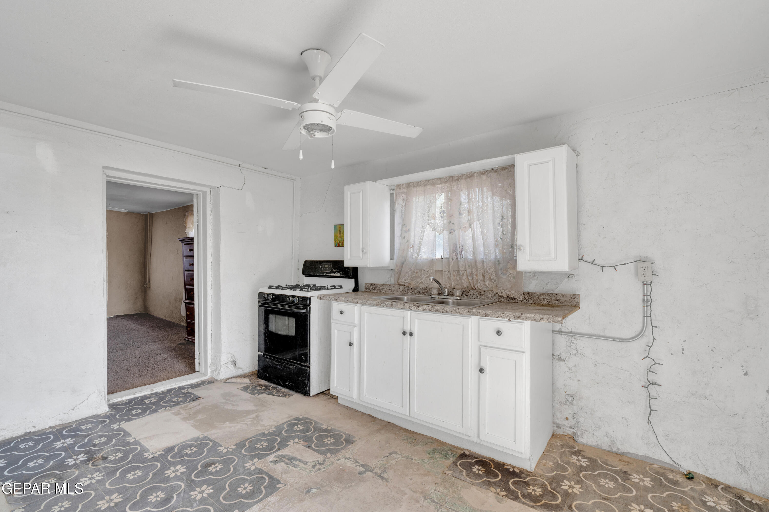 10184 Haynes Road Socorro, TX 79927 - Photo 3 of 25 a kitchen with granite countertop a sink stainless steel appliances and cabinets