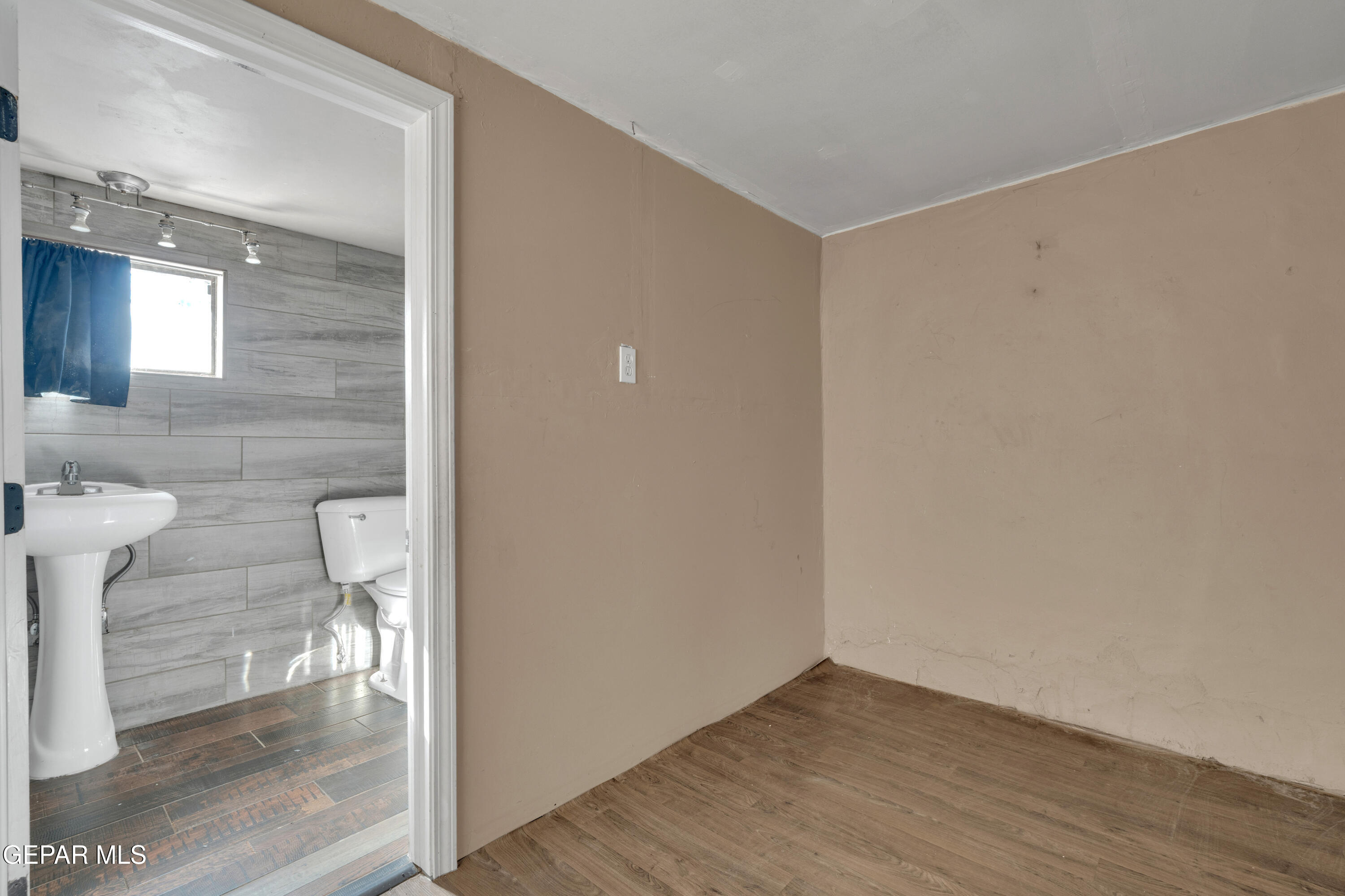 10184 Haynes Road Socorro, TX 79927 - Photo 4 of 25 a view of entryway with bathroom