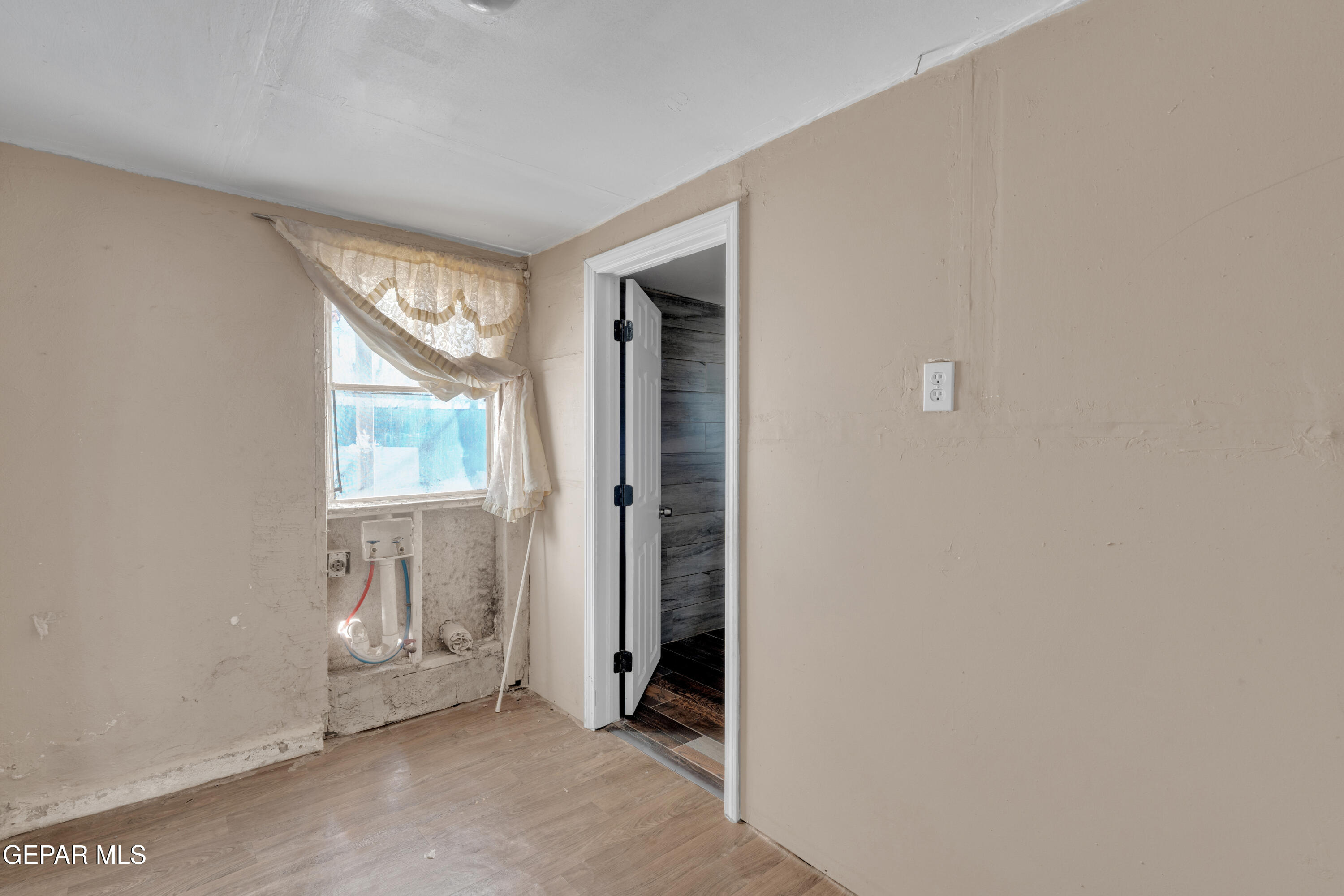 10184 Haynes Road Socorro, TX 79927 - Photo 5 of 25 an empty room with windows