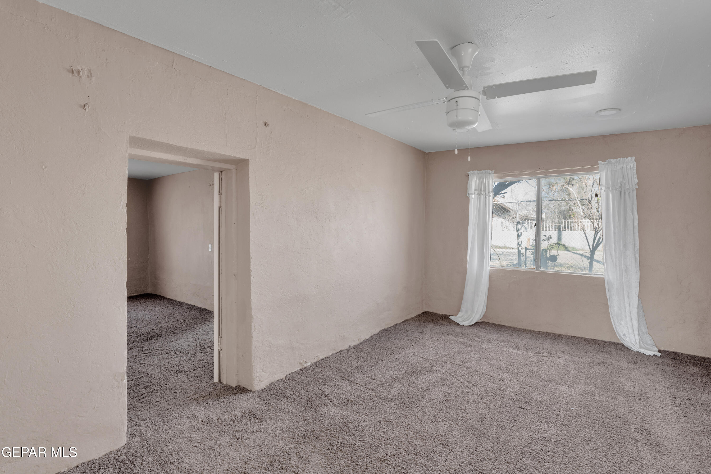10184 Haynes Road Socorro, TX 79927 - Photo 7 of 25 an empty room with windows and closet