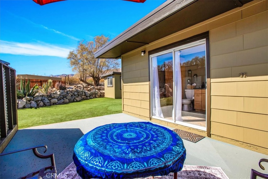9384 Piedras Trail Morongo Valley, CA 92256 - Photo 36 of 75 a view of a backyard with a tub