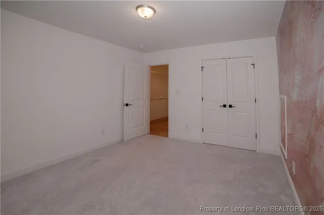 a view of a house with backyard and garden